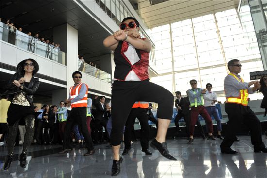 지난 19일 포스코건설 인천 송도사옥에서 열린 '본부스타일 말춤 경연대회'에서 임직원들이 싸이의 강남스타일 말춤을 추고 있다.
