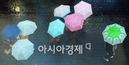 [포토]"우산들이 나란히 걸어갑니다"