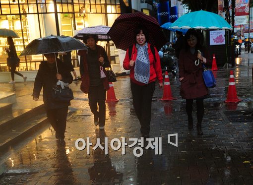 [포토]가을비 내리는 명동