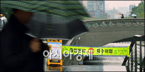 [포토]청계천 지나가는 시민들