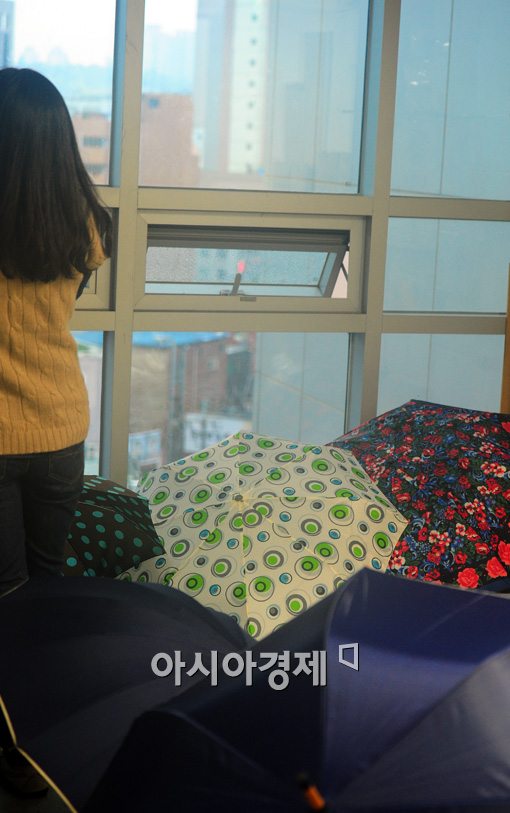 [포토]우산 속의 여인