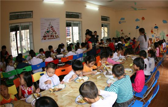 박빙 초등학교 아이들이 삼천리그룹 해외봉사단이 제공한 무료급식을 먹고 있다.
