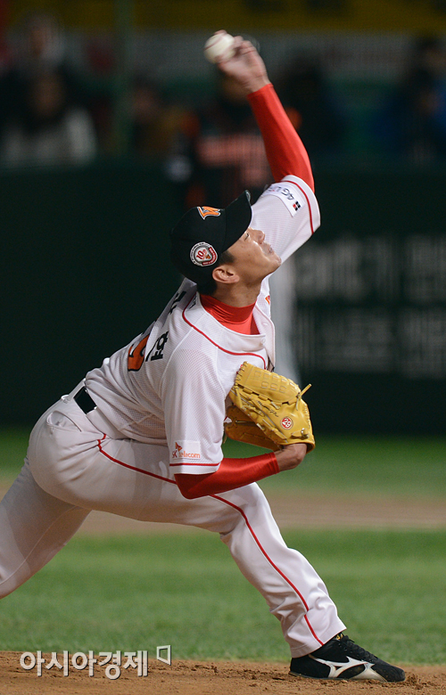 [포토] 역투하는 김광현 '한국시리즈를 향해'
