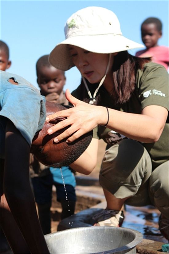 배우 윤유선, 기아의 땅 아프리카에 가다