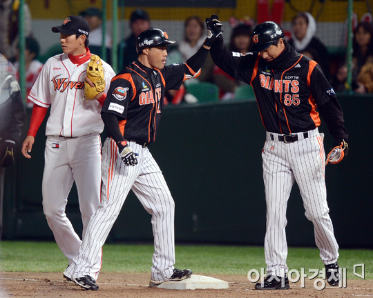 [포토] 1타점 조성환 '출발이 좋다'