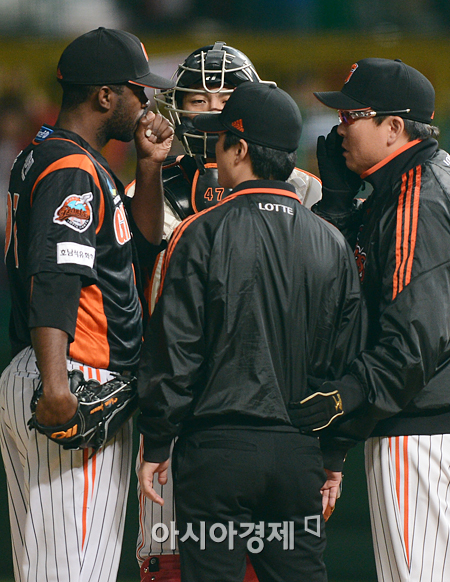 [포토] 유먼 '손이 시리네'