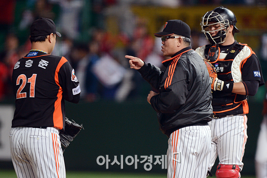 [포토] 송승준 카드 꺼낸 양승호 감독 '5차전에 모든걸 건다'