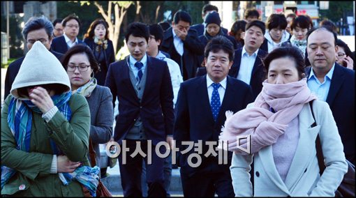 [포토]가을추위, 출근하는 시민들
