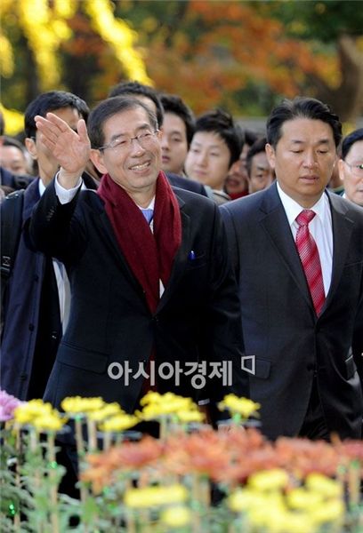 오는 10월27일로 취임 1주년을 맞는 박원순 서울시장. 사진은 지난해 10월 박 시장의 첫 출근 모습.