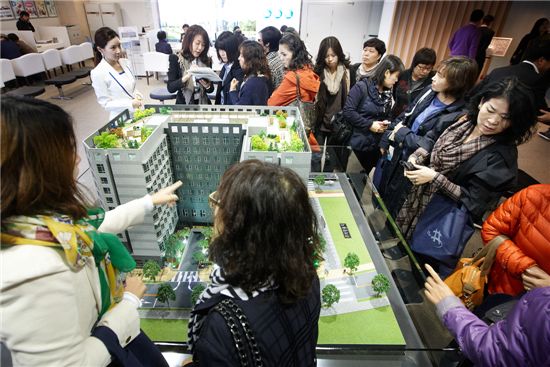 방문객들이 강남 더샵라르고 견본주택 내부를 둘러보고 있다.