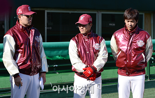 [포토] 투수조와 인사 나누는 최상덕 코치 