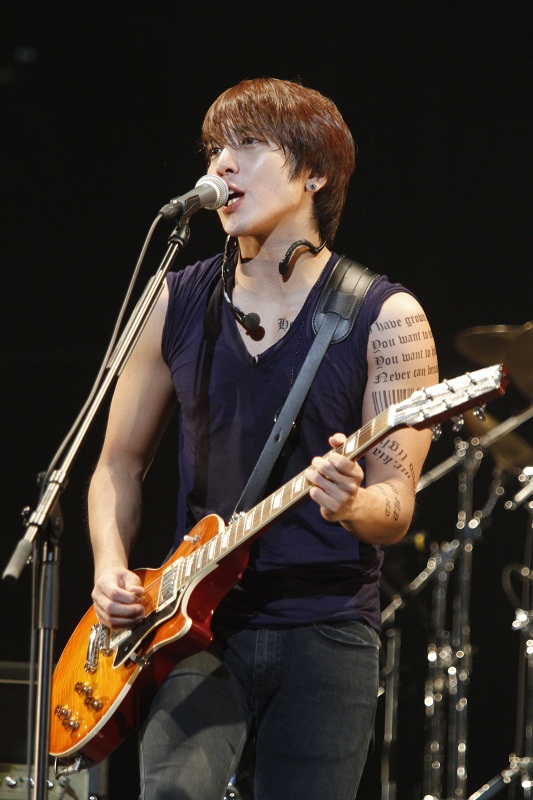 CNBLUE leader Jung Yong-hwa plays the guitar during the Saitama leg of "CNBLUE Arena Tour 2012~ COME ON~," held at Japan's Saitama Super Arena on October 20 and 21. [FNC Entertainment]