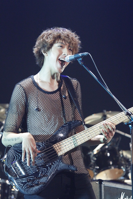 CNBLUE bassist Lee Jung-shin performs during the Saitama leg of "CNBLUE Arena Tour 2012~ COME ON~," held at Japan's Saitama Super Arena on October 20 and 21. [FNC Entertainment]