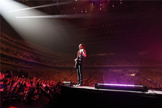 CNBLUE bassist Lee Jung-shin stands in front of his Japanese fans during the Saitama leg of "CNBLUE Arena Tour 2012~ COME ON~," held at Japan's Saitama Super Arena on October 20 and 21. [FNC Entertainment]