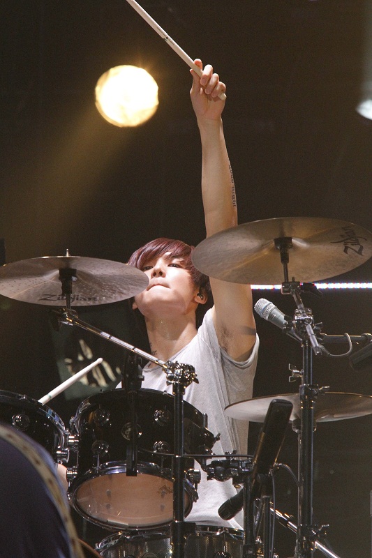 CNBLUE drummer Kang Min-hyuk plays drums during the Saitama leg of "CNBLUE Arena Tour 2012~ COME ON~," held at Japan's Saitama Super Arena on October 20 and 21. [FNC Entertainment]