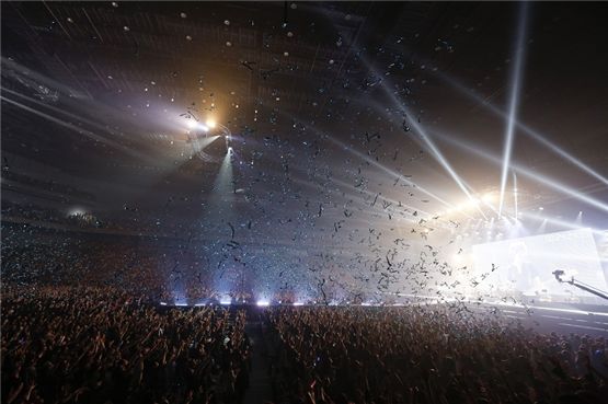 Japanese fans enjoy CNBLUE's final concerts for the band's first Japan arena tour dubbed "CNBLUE Arena Tour 2012 ~COME ON~," held at Japan's Saitama Super Arena on October 20 and 21. [FNC Entertainment]