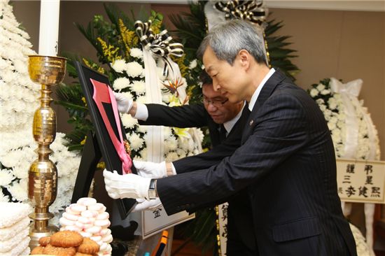 23일 안호영 외교통상부 1차관이 구평회 E1명예회장의 영정에 수교훈장 '광화장'을 전달하고 있다.
