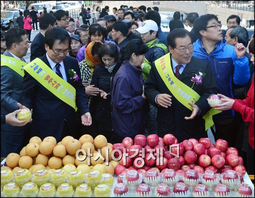 [포토]명품 영주사과와 나주 꿀 배 받으세요