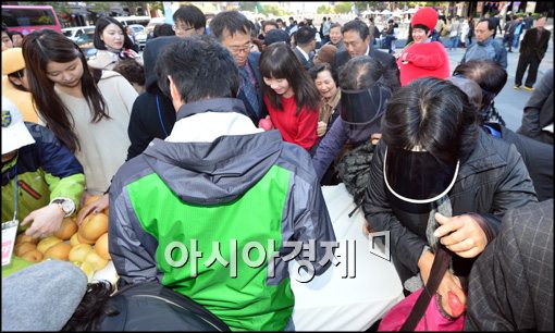 [포토]명품 영주 사과와 나주 꿀 배 때문에, 시민들 아수라장