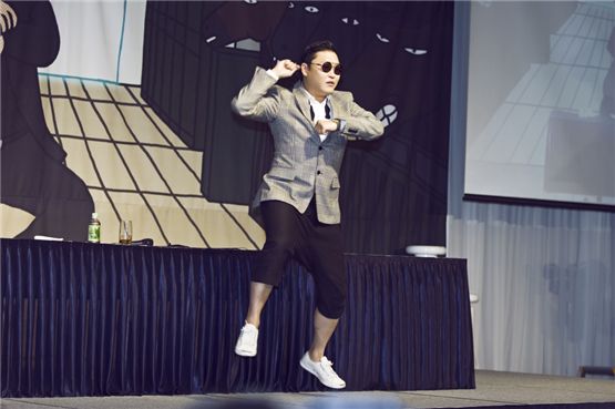 PSY dances "Gangnam Style" at a news conference held at Seoul's Ramada Hotel on the day of his return from the United States, September 25, 2012. [Chae Ki-won/10Asia]