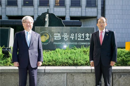 [포토]금융위, 광화문 청사에 표지석 설치