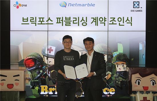 조영기 CJ E&M 넷마블 부문대표(오른쪽)와 현기룡 EXE게임즈 대표의 모습