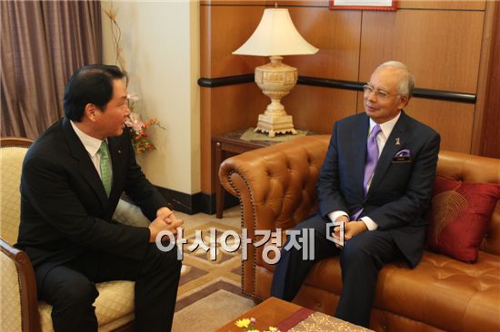 [포토]최태원 회장, 말레이시아 총리와 협력방안 논의
