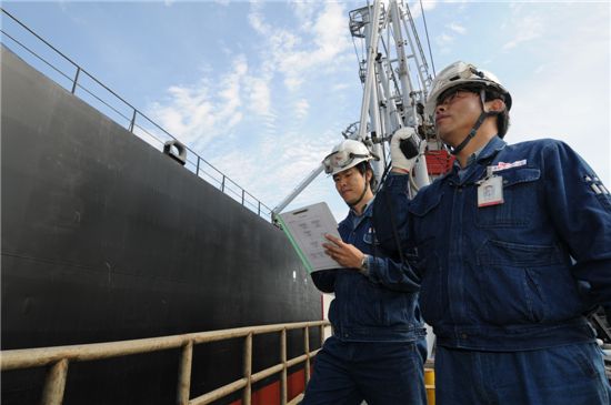 SK이노베이션 관계자들이 울산CLX에 정박된 제품선에 석유 제품을 싣고 있는 모습. 