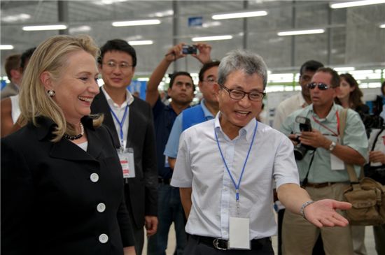 김웅기 세아상역 회장(사진 오른쪽)이 힐러리 클린턴 미 국무장관에게 아이티 공장 생산시설에 대해 설명하고 있는 모습. 
