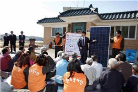 한화 직원이 마을 주민들에게 태양광 에너지설비에 대해 설명하고 있는 모습. 