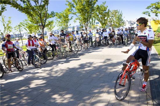 LX대한지적공사가 주최하는 '희망 자전거 대축제'가 오는 26일 4대강 한강코스에서 열릴 예정이다. 사진은 지난해 1회때의 모습.