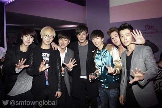 Super Junior's Kyuhyun (left), Yesung (second to left), Lee Teuk (third to left), Eunhyuk (third to right), Kangin (second to right), Donghae (right) and actor Jang Dong-gun (center) pose together during "SMTOWN Celebrity Party" held in Seoul, on October 23, 2012. [SM's official Twitter account]
