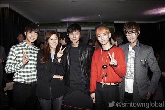 SHINee's Minho (left), Key (second to right), actress Kim Ha-neul (second to left), actor Kim Min-jong (center) and singer Kangta (right) pose together during "SMTOWN Celebrity Party" held in Seoul, on October 23, 2012. [SM's official Twitter account]