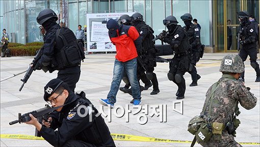 [포토]'테러범 진압 성공'