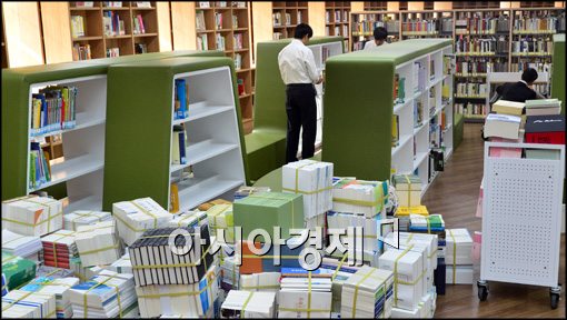 [포토]마무리 책정리 한창인 서울도서관
