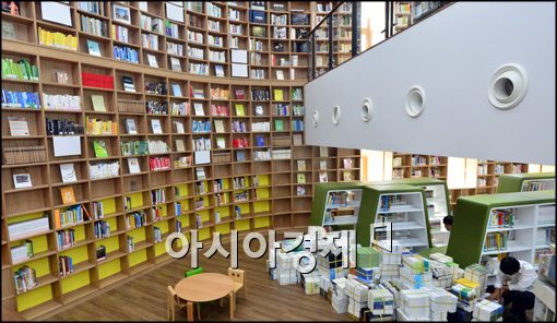 [포토]꽉 찮 책들, 마무리 책정리 중인 서울도서관