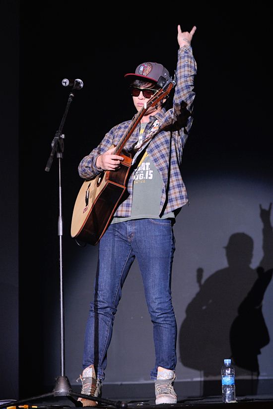 윤도현, 첫 발 내딛는 준오헤어 스타일리스트들 위해 응원