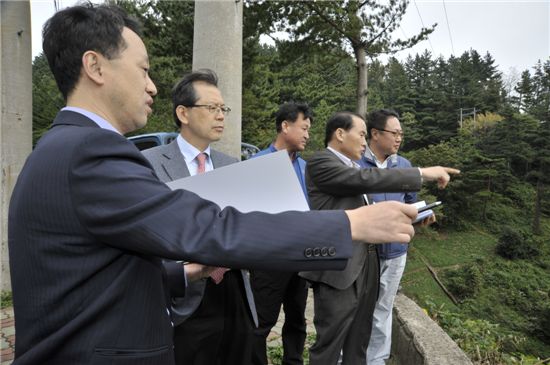 24일 김영진 LH 감사위원(좌측 2번째)을 비롯한 관계자들이 울릉도 국민임대단지 추가건설 후보지를 둘러보고 있다.

