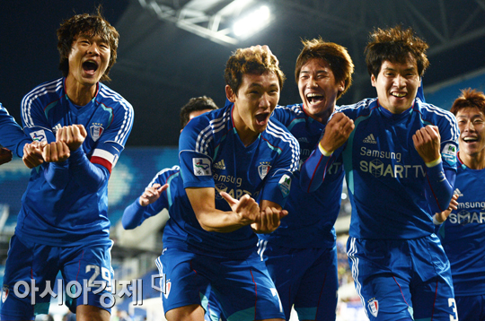 [포토] 요람 세레모니 펼치는 수원 선수들 '어화둥둥~'