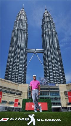  타이거 우즈가 말레이시아 트윈 타워 앞에서 포즈를 취했다. 사진=PGA투어닷컴