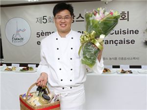소펙사가 주최하는 제5회 프랑스 요리대회에서 우승을 차지한 황찬구씨가 꽃다발을 들고, 환하게 웃고 있다.