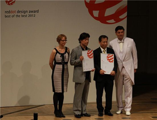 기아차가 '프라이드 모바일 애플리케이션'이 24일(현지시간) 독일 베를린에서 열린 '2012 레드닷 디자인상(2012 red dot Design Award)' 시상식에서 커뮤니케이션 디자인 부문 최우수상(Best of Best)을 수상했다고 25일 밝혔다. 우상균 기아차 해외커뮤니케이션팀장(사진 왼쪽 세 번째)과 행사 관계자들이 시상식 이후 기념사진을 촬영하고 있다.
