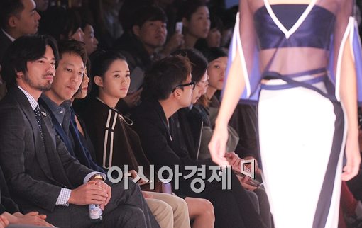 [포토]모델에게서 눈을 떼지 못하는 이진욱-한석준