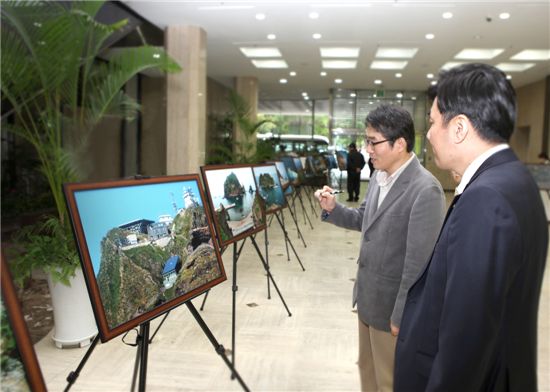 독도수호대 김점구 대표와 현대증권 윤경은 사장(오른쪽)이 독도사진에 대한 이야기를 나누고 있다.
