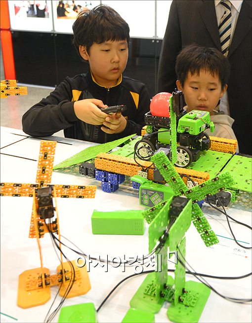 [포토]로봇 체험하는 아이들