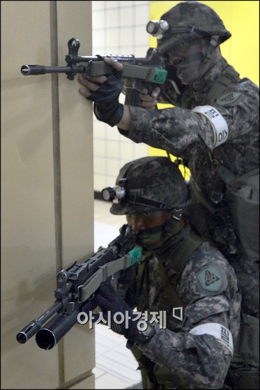 [포토]총구 겨누는 테러진압부대, 광나루역 테러대비훈련