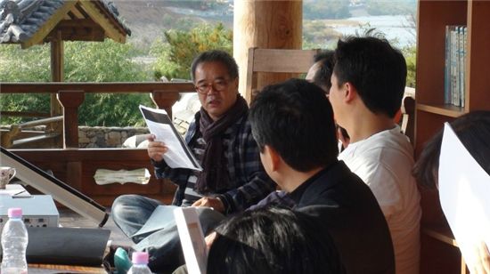 지난 20일 전남 곡성에서 김용택 시인이 교보문고 독서경영대학 회원을 대상으로 '섬진강에서 배우는 시 짓기' 강연을 하고 있다. 