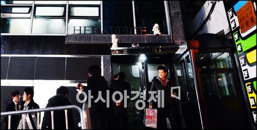 [포토]배달음식 들어가는 내곡동 특검사무실