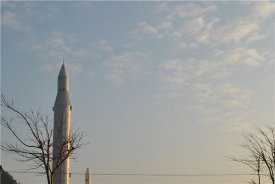 ▲나로우주센터 우주과학관의 모형 나라호 위로 파란 하늘이 보인다.