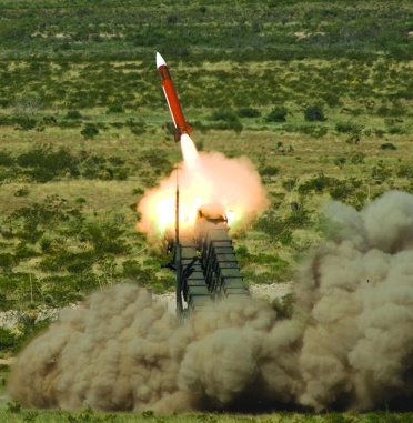 미사일 방어(MD)시험에서 패트리어트 지대공 미사일이 발사되고 있다.